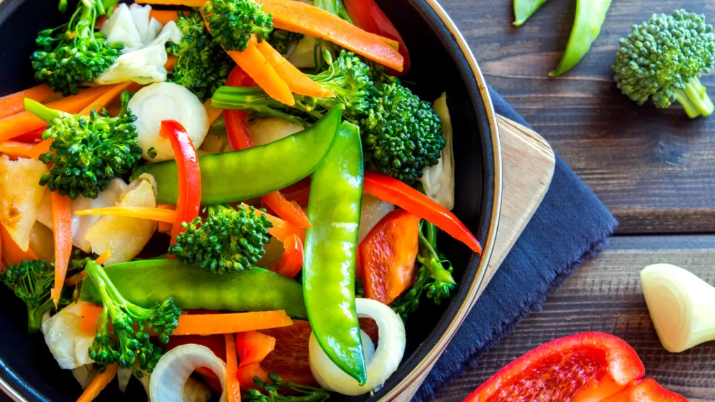 plato de verduras de un menú del día saludable